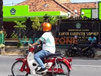 LENGANG: Pengendara motor saat melintas di jalan raya KH. Agus Salim nomor 286 Sumenep (Foto: Abd Wakid)