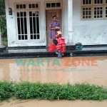 Foto: Petugas Banjir sedang mendistribusikan makanan ke rumah warga yang terdampak banjir.