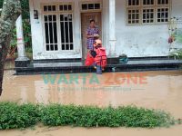 Foto: Petugas Banjir sedang mendistribusikan makanan ke rumah warga yang terdampak banjir.