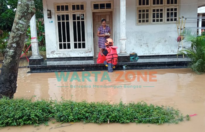 Foto: Petugas Banjir sedang mendistribusikan makanan ke rumah warga yang terdampak banjir.