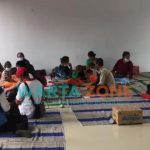 Foto: Sejumlah warga yang mengungsi karena trauma akibat banjir tak kunjung surut.