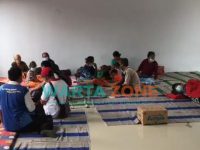 Foto: Sejumlah warga yang mengungsi karena trauma akibat banjir tak kunjung surut.