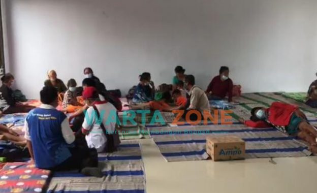 Foto: Sejumlah warga yang mengungsi karena trauma akibat banjir tak kunjung surut.