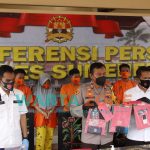 MENUNDUK: Tersangka EAA (celana kuning) saat di Mapolres Sumenep bersama sejumlah tersangka kasus lain (Foto: Abd Wakid)