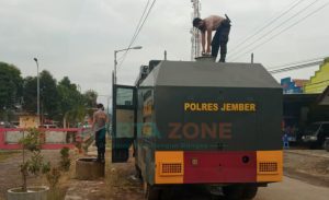 Polres Jember Datangkan Truk Water Canon ke Lokasi Banjir Kecamatan Tempurejo
