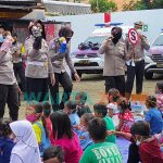 Foto: Anggota Polisi Satlantas Polres Jember sedang melakukan kegiatan "PANGGUNG BONEKA" kepada anak-anak korban banjir di Desa Wonoasri Kecamatan Tempurejo.