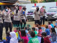 Foto: Anggota Polisi Satlantas Polres Jember sedang melakukan kegiatan "PANGGUNG BONEKA" kepada anak-anak korban banjir di Desa Wonoasri Kecamatan Tempurejo.
