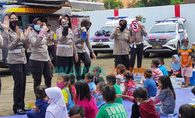 Foto: Anggota Polisi Satlantas Polres Jember sedang melakukan kegiatan "PANGGUNG BONEKA" kepada anak-anak korban banjir di Desa Wonoasri Kecamatan Tempurejo.