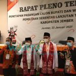 Foto: Bupati dan Wakil Bupati Jember terpilih, H. Hendy Siswanto dan Gus Firja'un saat foto bersama dengan Anggota KPU Jember.