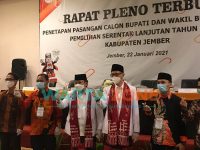 Foto: Bupati dan Wakil Bupati Jember terpilih, H. Hendy Siswanto dan Gus Firja'un saat foto bersama dengan Anggota KPU Jember.