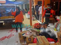 Foto: Kegiatan distribusi bantuan logistik yang dilakukan oleh relawan dan Anggota BPBD kepada warga yang terdampak bencana banjir.