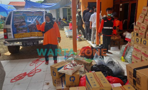 Foto: Kegiatan distribusi bantuan logistik yang dilakukan oleh relawan dan Anggota BPBD kepada warga yang terdampak bencana banjir.