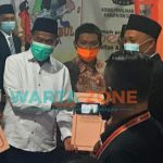 Ketua KPU Sumenep, A. Warits saat menyerahkan SK kepada bupati terpilih (Foto: Dokumen Wartazone)