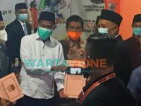 Ketua KPU Sumenep, A. Warits saat menyerahkan SK kepada bupati terpilih (Foto: Dokumen Wartazone)