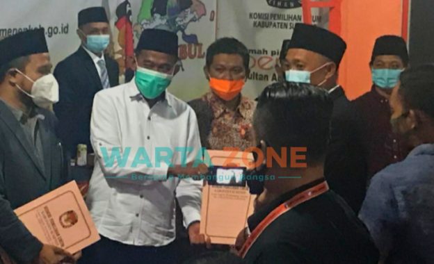 Ketua KPU Sumenep, A. Warits saat menyerahkan SK kepada bupati terpilih (Foto: Dokumen Wartazone)