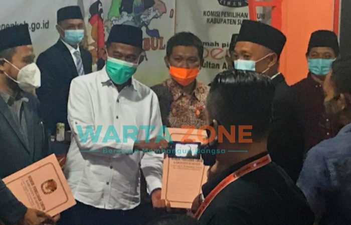 Ketua KPU Sumenep, A. Warits saat menyerahkan SK kepada bupati terpilih (Foto: Dokumen Wartazone)