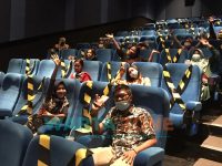 Foto: Sejumlah pengunjung saat nonton bareng di Bioskop Kota Cinema Mall (KCM) Jember, dengan protokol kesehatan secara ketat.