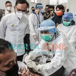 Wali Kota Bogor, Bima Arya (tengah) saat menyaksikan tenaga kesehatan divaksin.