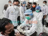 Wali Kota Bogor, Bima Arya (tengah) saat menyaksikan tenaga kesehatan divaksin.