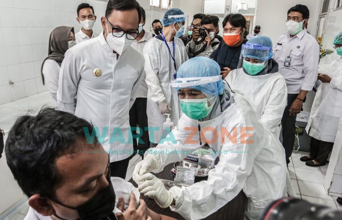 Wali Kota Bogor, Bima Arya (tengah) saat menyaksikan tenaga kesehatan divaksin.
