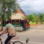 LENGANG: Abang becak saat melintas di depan kantor Dinas Pendidikan Sumenep (Foto: Abd Wakid)