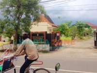 LENGANG: Abang becak saat melintas di depan kantor Dinas Pendidikan Sumenep (Foto: Abd Wakid)
