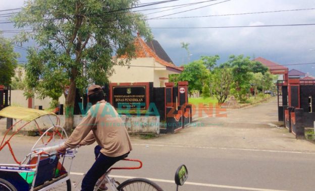 LENGANG: Abang becak saat melintas di depan kantor Dinas Pendidikan Sumenep (Foto: Abd Wakid)