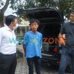 Foto: Anggota Resmob Kota Polres Jember, saat menangkap pelaku pencurian kotak amal masjid.