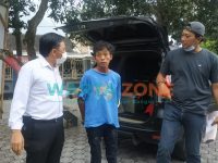 Foto: Anggota Resmob Kota Polres Jember, saat menangkap pelaku pencurian kotak amal masjid.