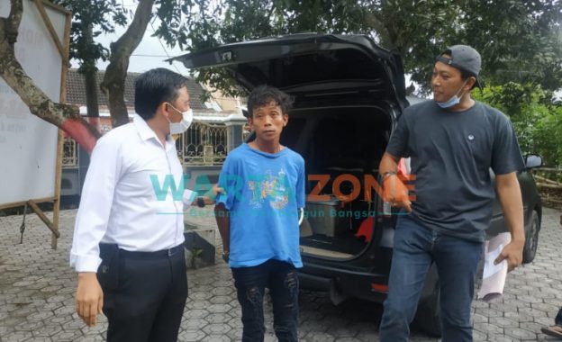 Foto: Anggota Resmob Kota Polres Jember, saat menangkap pelaku pencurian kotak amal masjid.