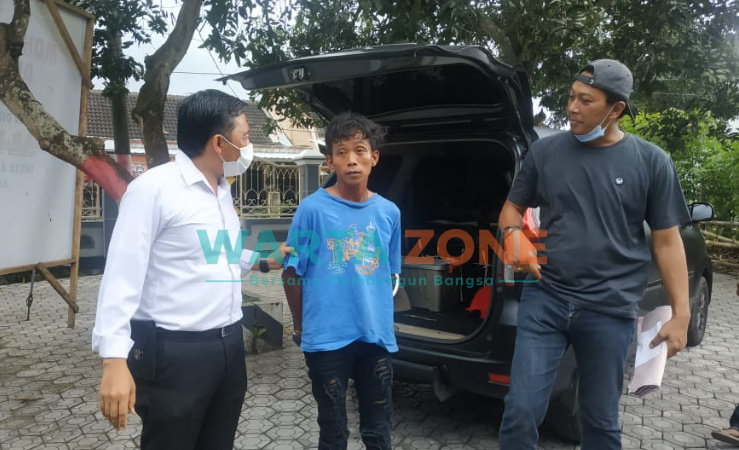 Pria di Jember Nekat Gondol Kotak Amal Masjid Demi Pil Koplo, Aksinya Terekam CCTV