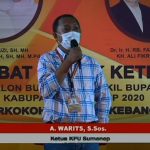 BERLANGSUNG: Ketua KPU Sumenep, A. Warits, saat sambutan (Foto: Tangkapan Layar YouTube KPU Sumenep)