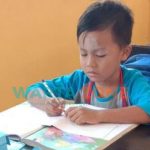 BERSIAP: Alvaro Zafriel Adinata siswa kelas I SDN Romben Rana (Foto: Andi Haryono)