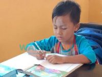 BERSIAP: Alvaro Zafriel Adinata siswa kelas I SDN Romben Rana (Foto: Andi Haryono)