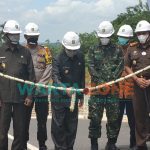 POTONG MELATI: Bupati Sumenep, A Busyro Karim saat meresmikan jalan Lingkar Utara (Foto: Abd Wakid)