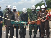 POTONG MELATI: Bupati Sumenep, A Busyro Karim saat meresmikan jalan Lingkar Utara (Foto: Abd Wakid)