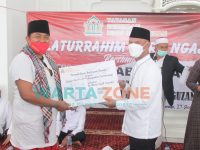 Foto: Anggota DPR RI MH Said Abdullah, saat menyerahkan secara simbolis bantuan operasional kepada perwakilan guru ngaji di Masjid Fathimah Binti Said Gauzan di Desa Jabaan, Manding, Sumenep.