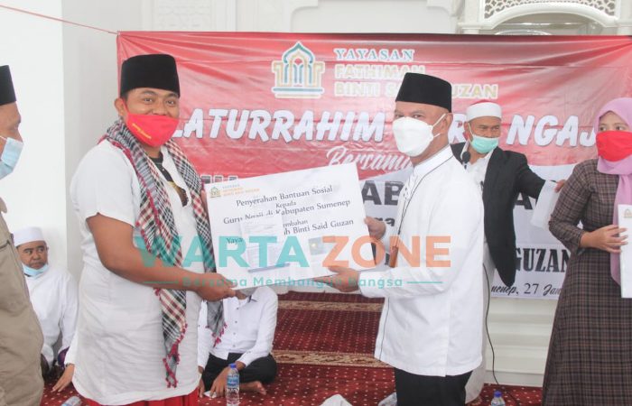 Foto: Anggota DPR RI MH Said Abdullah, saat menyerahkan secara simbolis bantuan operasional kepada perwakilan guru ngaji di Masjid Fathimah Binti Said Gauzan di Desa Jabaan, Manding, Sumenep.