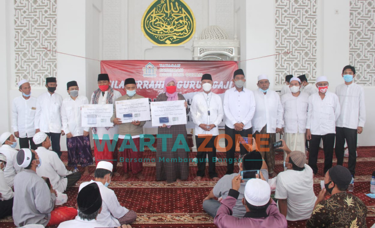 Foto: Anggota DPR RI MH Said Abdullah berfoto bersama dengan perwakilan guru ngaji penerima program peduli dan pemberdayaan yang digagasnya di Masjid Fathimah Binti Said Gauzan di Desa Jabaan, Manding Sumenep.