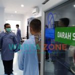 Foto: Sejumlah Polisi sedang mengikuti bakti sosial donor darah plasma konvalesen di kantor PMI Jember.