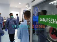 Foto: Sejumlah Polisi sedang mengikuti bakti sosial donor darah plasma konvalesen di kantor PMI Jember.