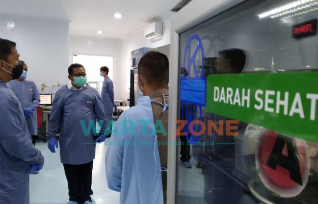 Foto: Sejumlah Polisi sedang mengikuti bakti sosial donor darah plasma konvalesen di kantor PMI Jember.