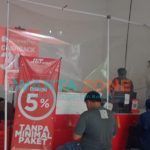 MENUNGGU: Beberapa orang tampak antre di kantor cabang J&T Express di Jalan KH Mansyur Sumenep (Dok. Wartazone)