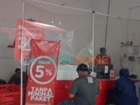 MENUNGGU: Beberapa orang tampak antre di kantor cabang J&T Express di Jalan KH Mansyur Sumenep (Dok. Wartazone)