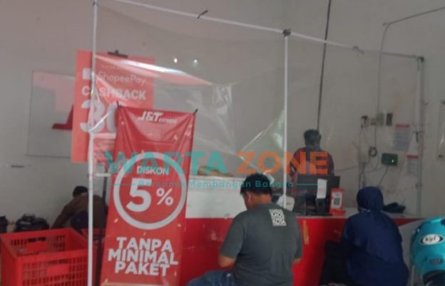 MENUNGGU: Beberapa orang tampak antre di kantor cabang J&T Express di Jalan KH Mansyur Sumenep (Dok. Wartazone)