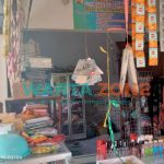 Salah seorang penjaga usaha milik Badan Usaha Milik Desa (BUMDes) Sumber Rejeki Desa Banbaru, pulau Giiraja, Kecamatan Giligenting, Kabupaten Sumenep, saat melayani pembeli.