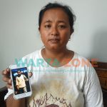 Foto: Ibunda dari Zulfa Eka Pratiwi saat menunjukkan foto anaknya yang hilang. Jum'at (29/1/2021).