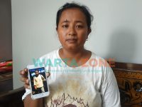 Foto: Ibunda dari Zulfa Eka Pratiwi saat menunjukkan foto anaknya yang hilang. Jum'at (29/1/2021).