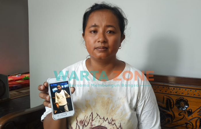 Foto: Ibunda dari Zulfa Eka Pratiwi saat menunjukkan foto anaknya yang hilang. Jum'at (29/1/2021).