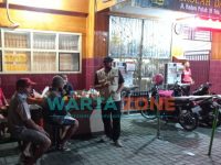 Foto: Sejumlah warga yang terdampak banjir sementara diungsikan di SD Al Furqon.